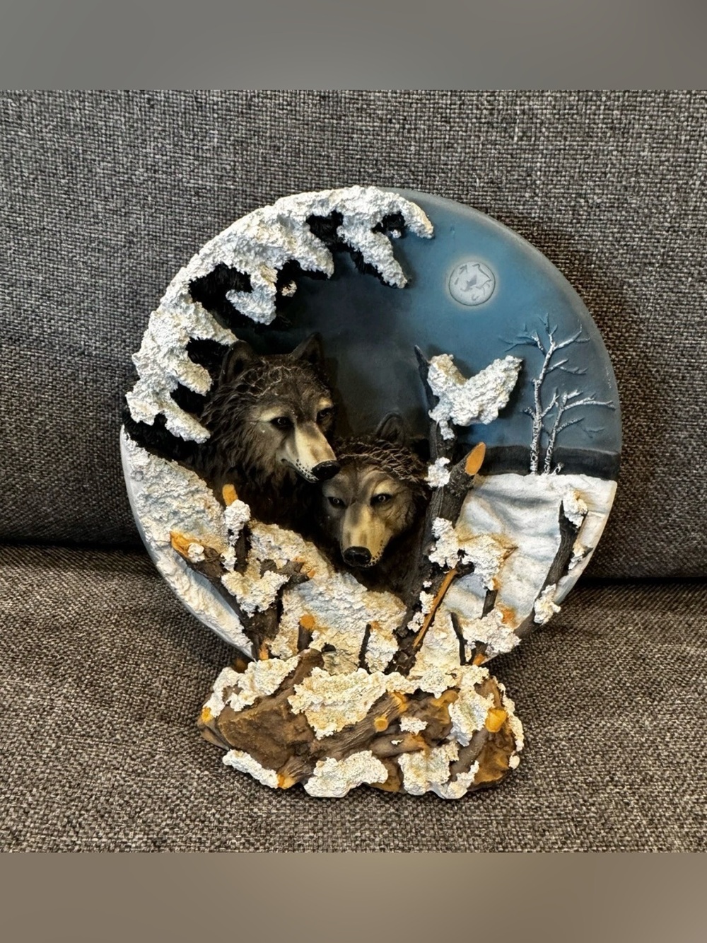 3D Wolf Collectors Plate With Separate Coordinating Stand